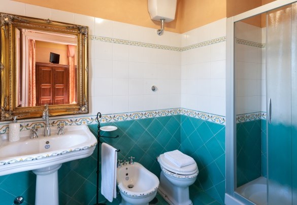 Bagno en suite con doccia e vasca al piano terra - Tenuta Astolfi