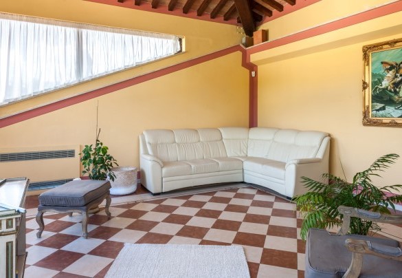 Salotto arredato con divano e poltrone al primo piano - Tenuta Astolfi 