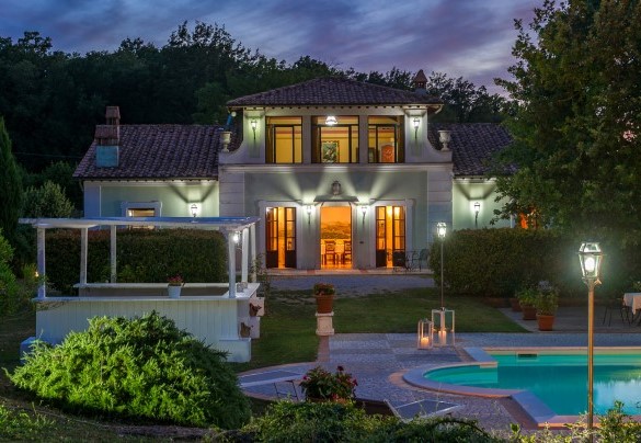 La maestosa villa illuminata di notte - Tenuta Astolfi