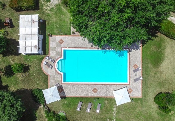 La bellissima piscina vista dall'alto - Tenuta Astolfi