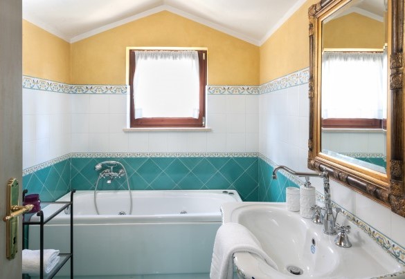 Bagno en suite con doccia e vasca al piano terra - Tenuta Astolfi
