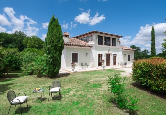 Circondata da 4.000 mq di terreno completamente recintato - Tenuta Astolfi