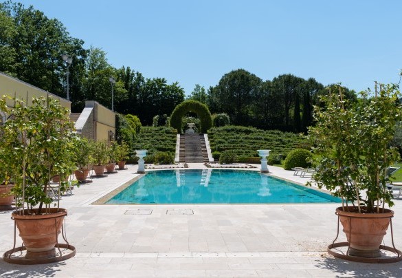 La grande piscina esterna di 130 mq - Tenuta Bagni De' Consoli