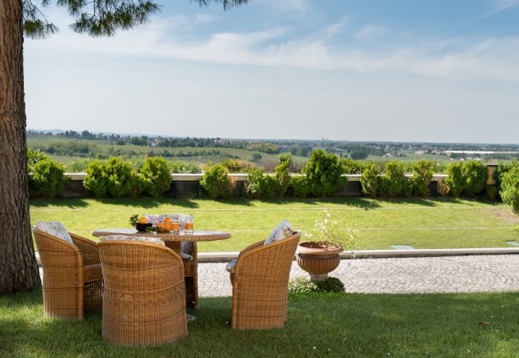 Il giardino si affaccia sullo stupendo panorama forlivese - Tenuta Bagni De' Consoli