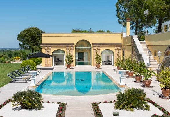 La piscina esterna, adornata da piante si affaccia sul panorama forlivese - Tenuta Bagni De' Consoli