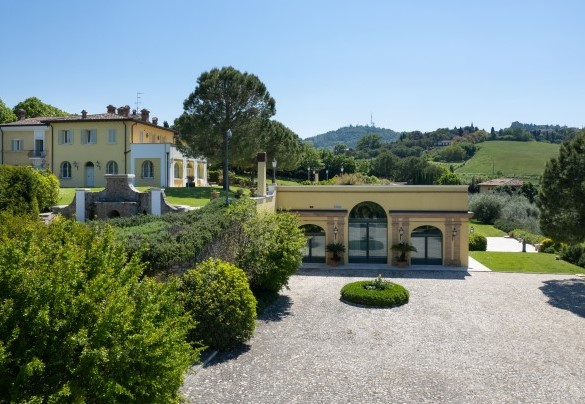 L'ampio cortile fornisce svariati posti auto - Tenuta Bagni De' Consoli