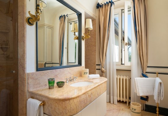 Bagno con doccia dominato dal marmo al primo piano - Tenuta Bagni De' Consoli