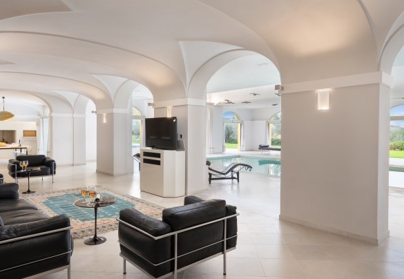 L'area relax della piscina interna con tv - Tenuta Bagni De' Consoli