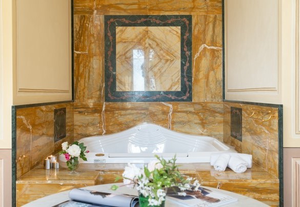 Bagno con doccia e vasca idromassaggio - Tenuta Bagni De' Consoli