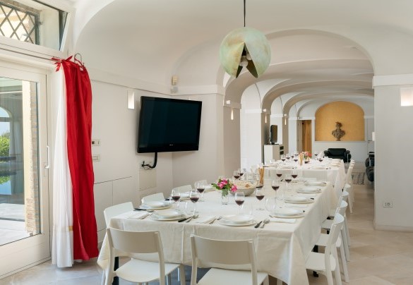 La vasta sala da pranzo al piano inferiore - Tenuta Bagni De' Consoli
