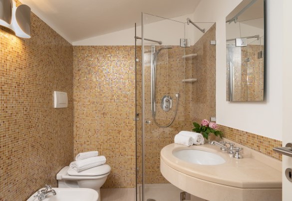Bagno con doccia e mattonelle a mosaico - Tenuta Bagni De' Consoli