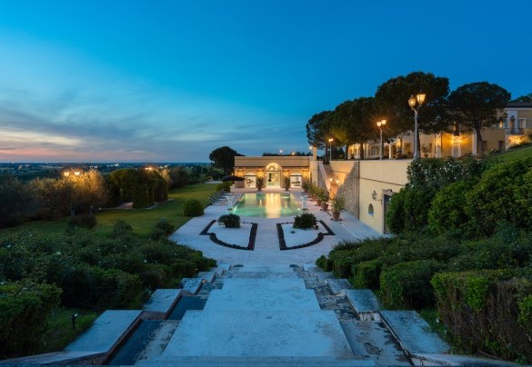 La caratteristica scalinata del giardino si affaccia sulla piscina - Tenuta Bagni De' Consoli