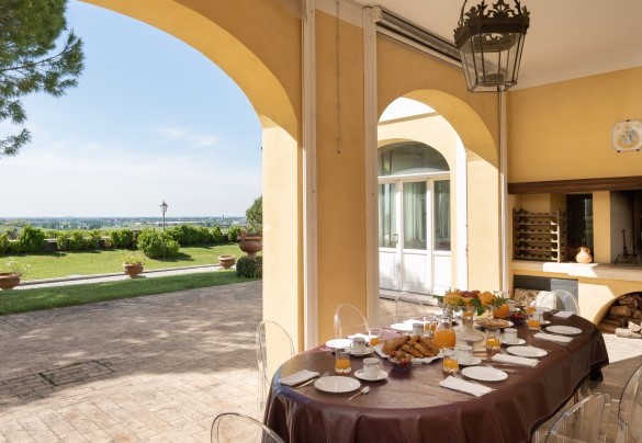 Il portico dotato di bbq in muratura è il luogo perfetto per pranzi all'aperto - Tenuta Bagni De' Consoli