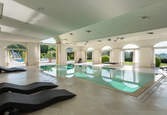 La piscina interna dallo stile moderno - Tenuta Bagni De' Consoli