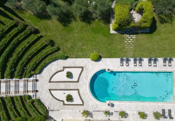 I disegni geometrici del giardino richiamano le forme della piscina - Tenuta Bagni De' Consoli