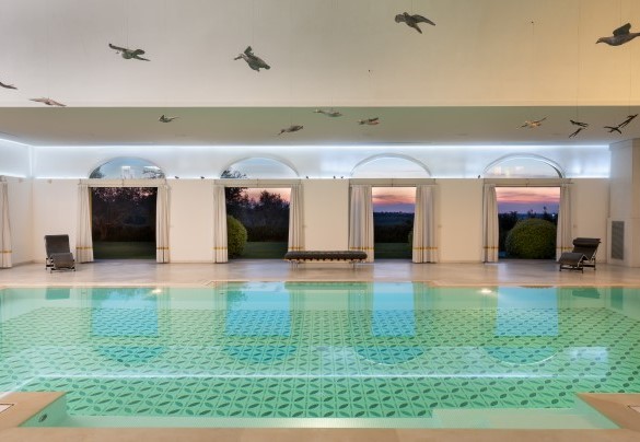 La caratteristica illuminazione della piscina indoor - Tenuta Bagni De' Consoli
