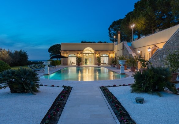La piscina esterna con una romantica illuminazione - Tenuta Bagni De' Consoli