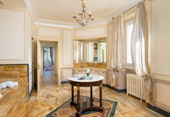 Bagno con doccia e vasca idromassaggio - Tenuta Bagni De' Consoli