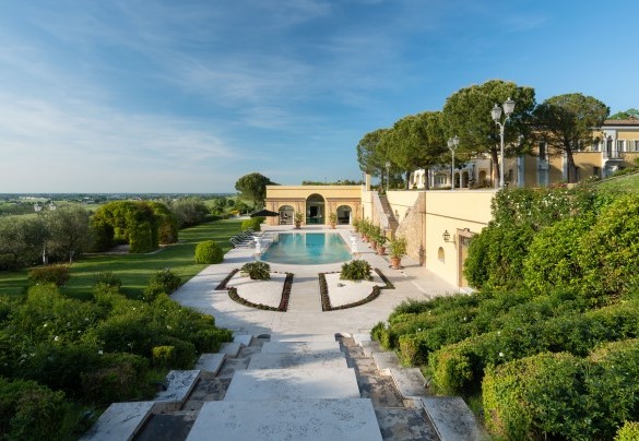 La caratteristica scalinata del giardino si affaccia sulla piscina - Tenuta Bagni De' Consoli