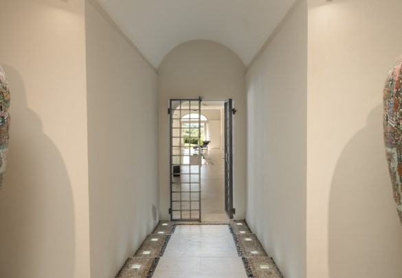Un corridoio con faretti a pavimento collega la zona inferiore con la parte principale della casa - Tenuta Bagni De' Consoli