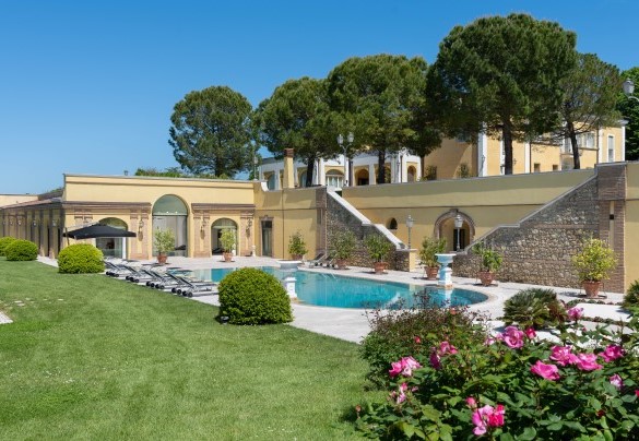 La grande piscina esterna si trova al centro del parco - Tenuta Bagni De' Consoli