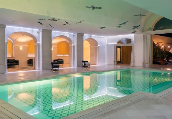 La caratteristica illuminazione della piscina indoor - Tenuta Bagni De' Consoli