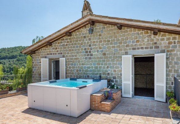 Dalla yacuzzi, scendendo una rampa di scale, si arriva alla piscina - Tenuta Bellafonte  