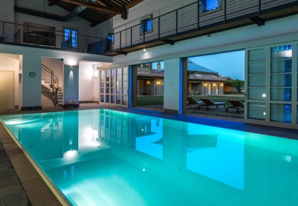 La piscina illuminata di notte - Tenuta Bellafonte