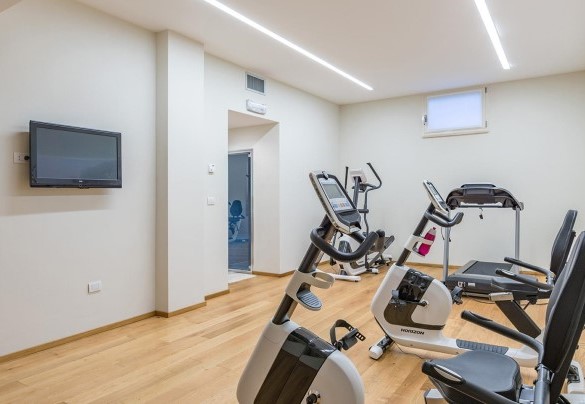 The nice gym is located next to the Turkish bath in the basement -Tenuta Bellafonte 