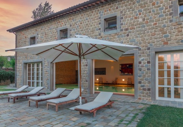La piscina illuminata al tramonto - Tenuta Bellafonte