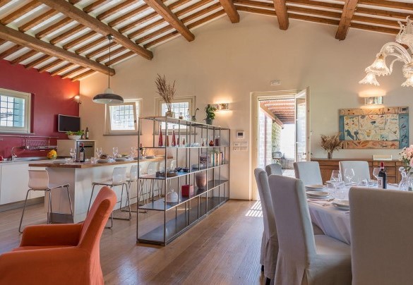 The bright open space with kitchen and elegant dining area  - Tenuta Bellafonte 
