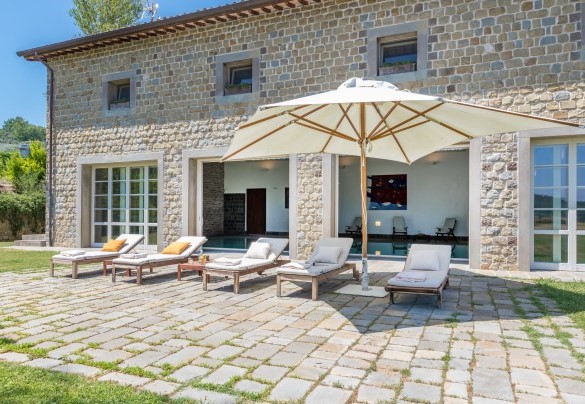 Zona prendisole e annesso con piscina interna - Tenuta Bellafonte