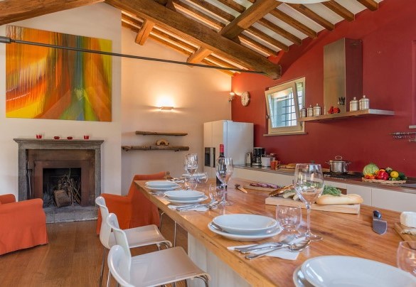 Details of the table prepared and behind the fireplace - Tenuta Bellafonte 