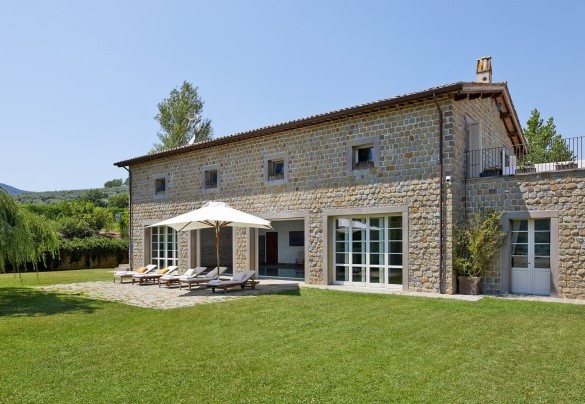L'annesso della piscina visto dal giardino - Tenuta Bellafonte  