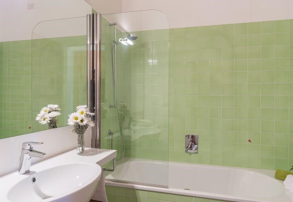 Bathroom with tub n.1 en-suite to bedroom n.1 - Tenuta Bellafonte 