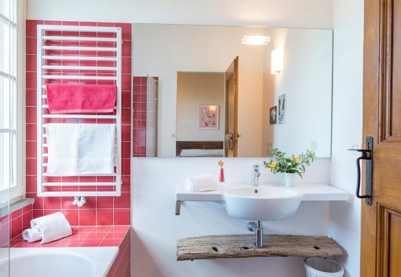 Bathroom with tub n.3 en-suite to bedroom n.3 - Tenuta Bellafonte 
