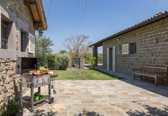 Zona barbecue e il cancello pedonale - Tenuta Bellafonte  