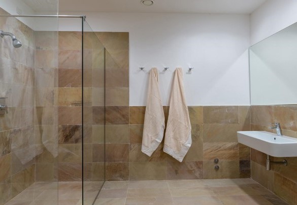The bathroom with showers in the basement -Tenuta Bellafonte 