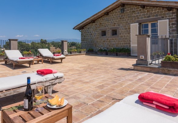 La terrazza attrezzata con tavolini, lettini prendisole e vasca idromassaggio - Tenuta Bellafonte    