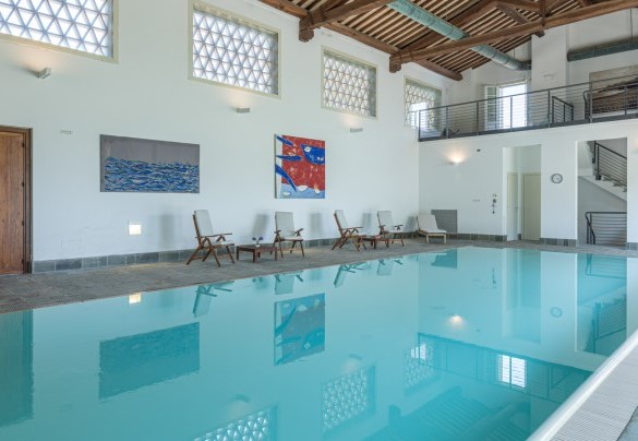 La magnifica piscina a sfioro si trova all’interno della dependance - Tenuta Bellafonte 