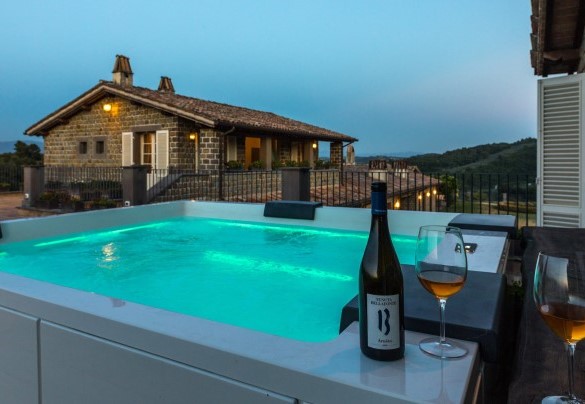La mini piscina riscaldata con idromassaggio - Tenuta Bellafonte 