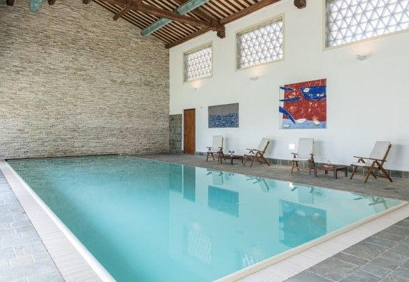 La piscina misura 15 x 5 m con una profondità costante di 1.20 m - Tenuta Bellafonte  