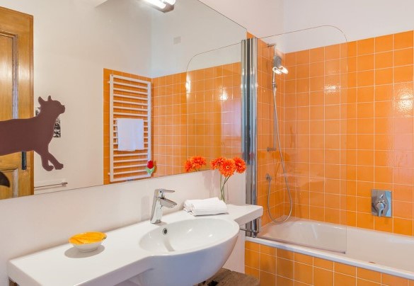 Bathroom with tub n.4 en-suite to bedroom n.4 - Tenuta Bellafonte 