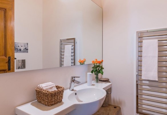 Service bathroom on the ground floor - Tenuta Bellafonte 