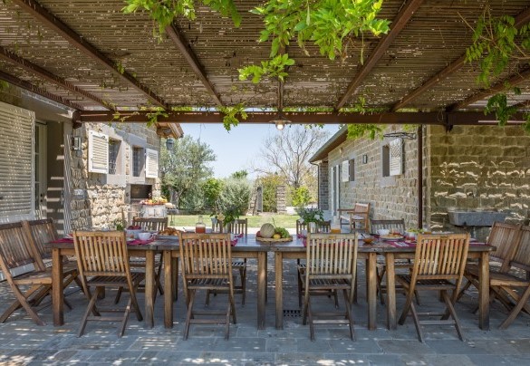 La zona pranzo esterna sotto il porticato - Tenuta Bellafonte 