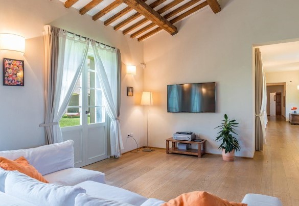 The charming seating area and behind the main entrance - Tenuta Bellafonte 