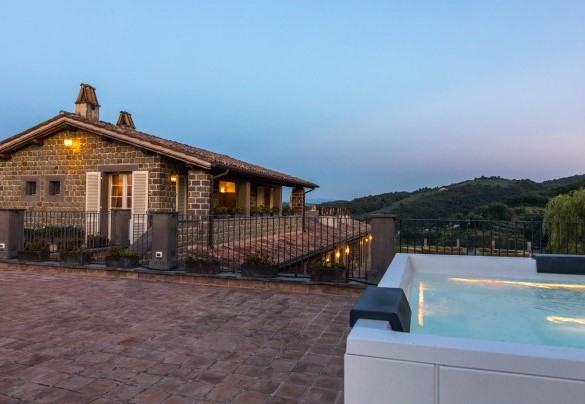 Il primo piano della casa e la terrazza con Yacuzzi - Tenuta Bellafonte