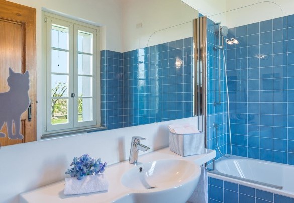Bathroom with tub n.5 en-suite to bedroom n.5 - Tenuta Bellafonte 