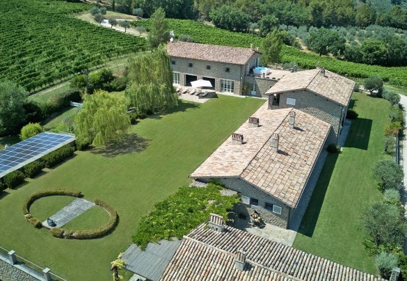 La struttura si trova nella cittadina di Bevagna inserita fra i borghi più belli d’Italia - Tenuta Bellafonte 