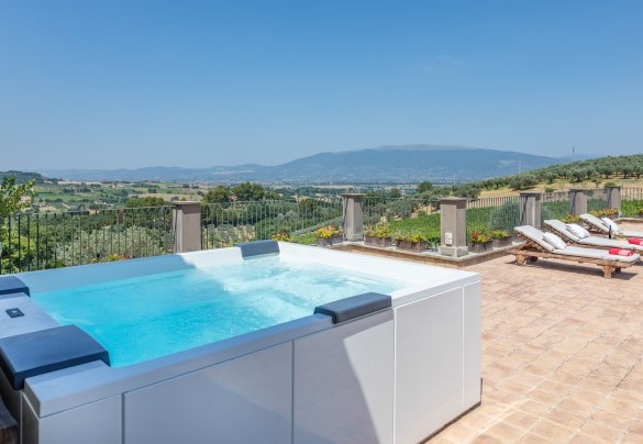 La mini piscina riscaldata con idromassaggio sul terrazzo - Tenuta Bellafonte 